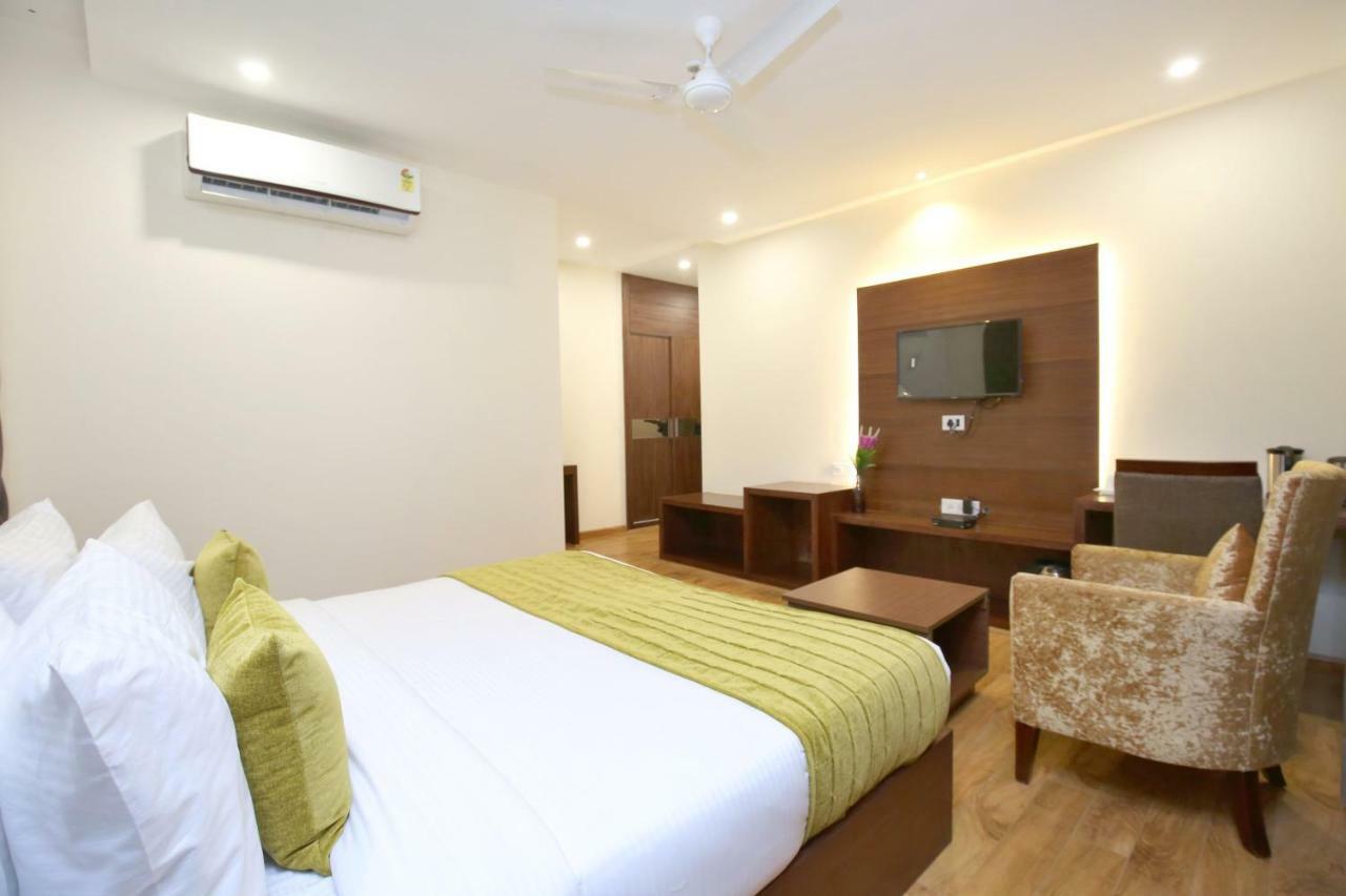 Hôtel Vaccinated Staff- Capital O 14225 Bahl Regency à Zirakpur Extérieur photo